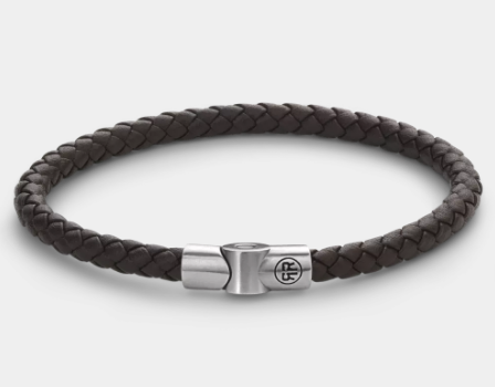 De Full Metal armband van Rebel and Rose is een ronde gevlochten leren armband van 5 mm breed met een sluiting van edelstaal. De unieke (PSR*) sluiting bestaat uit twee delen die perfect in elkaar vallen, zonder dat daar hulpmiddelen als magneten voor nodig zijn. De armbanden combineren goed met onze kralenarmbanden. (*PSR = Push-Slide- Release)